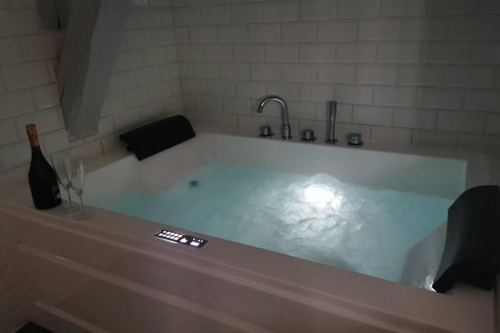 Appartement Jacuzzi Privatif : Urban Love Verneuil d'Avre et d'Iton Exterior photo